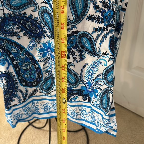 Sleeveless dress zippers in back - Picture 4 of 9